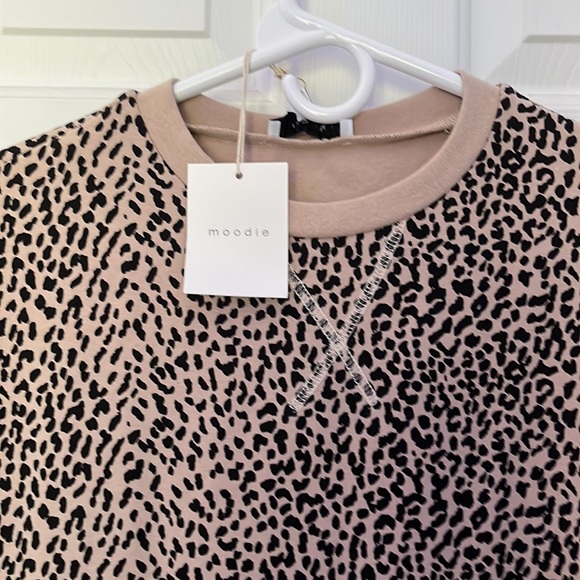 Animal print dress with a ruffled button - Picture 2 of 5